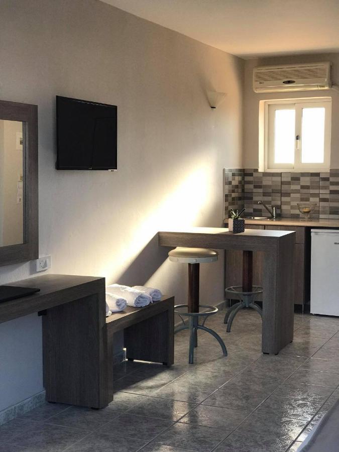 לגאנאס Derekas Studios & Apartments מראה חיצוני תמונה