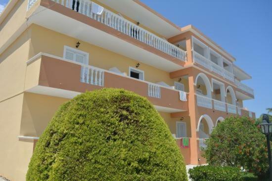 לגאנאס Derekas Studios & Apartments מראה חיצוני תמונה